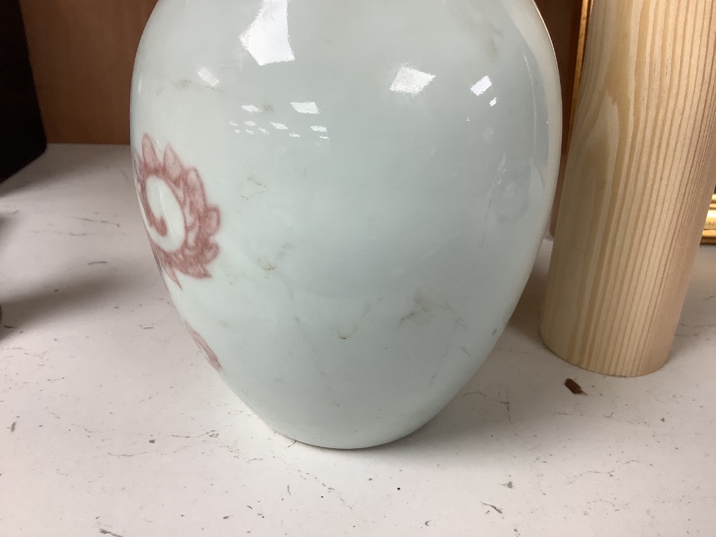 A Chinese underglaze copper red vase and a Chinese blue and white ‘dragon’ box and cover, tallest 15cm